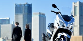 Quattro illustatori per connettere nuovo Suzuki Burgman a Giochi Tokyo