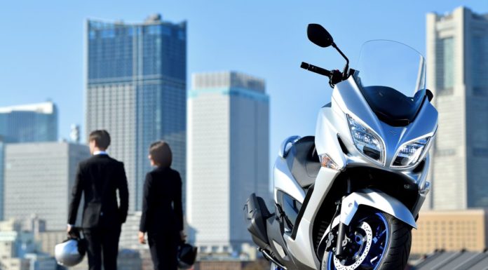 Quattro illustatori per connettere nuovo Suzuki Burgman a Giochi Tokyo