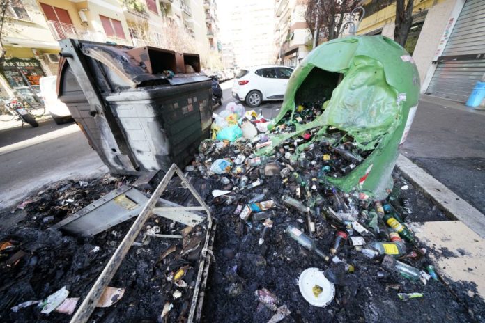 EMERGENZA RIFIUTI ROMA
SPAZZATURA
IMMONDIZIA
CASSONETTI INCENDIATI