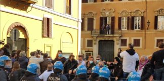 Manifestazione per le riaperture, tensione davanti alla Camera