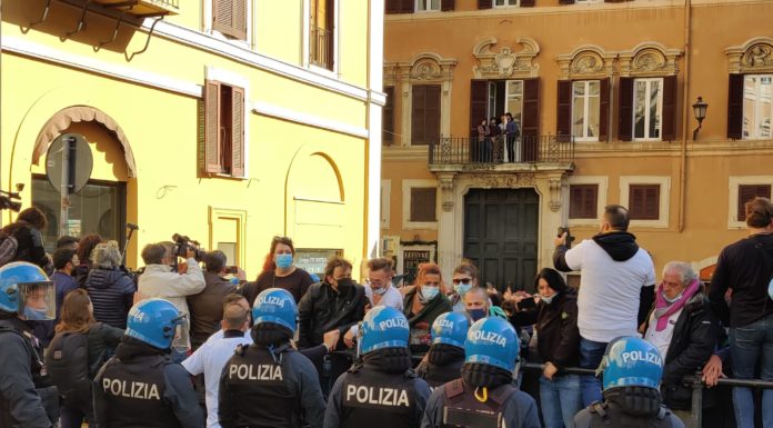 Manifestazione per le riaperture, tensione davanti alla Camera
