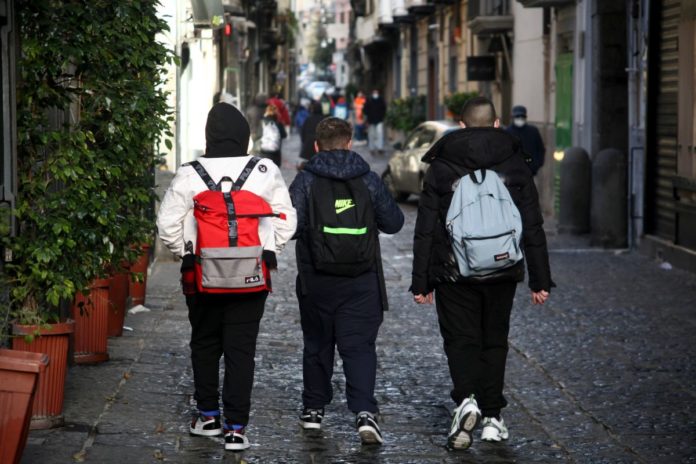 RIENTRO STUDENTI SCUOLE MEDIE A NAPOLI