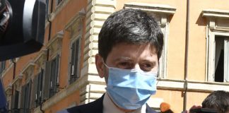 Covid, Speranza: “Lavoriamo a green pass ma serve ancora prudenza”