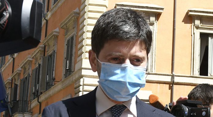 Covid, Speranza: “Lavoriamo a green pass ma serve ancora prudenza”