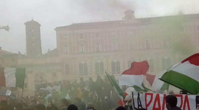 Corteo “Io apro” a Roma, tensione manifestanti-forze dell’ordine
