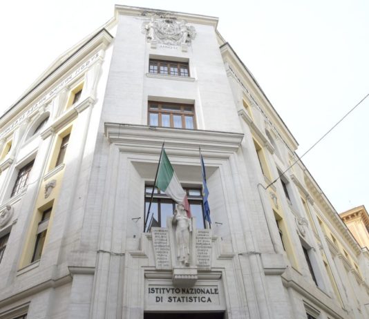 A novembre sale la fiducia delle imprese, in calo quella dei consumatori