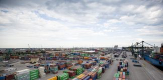 A febbraio export in calo su base annua