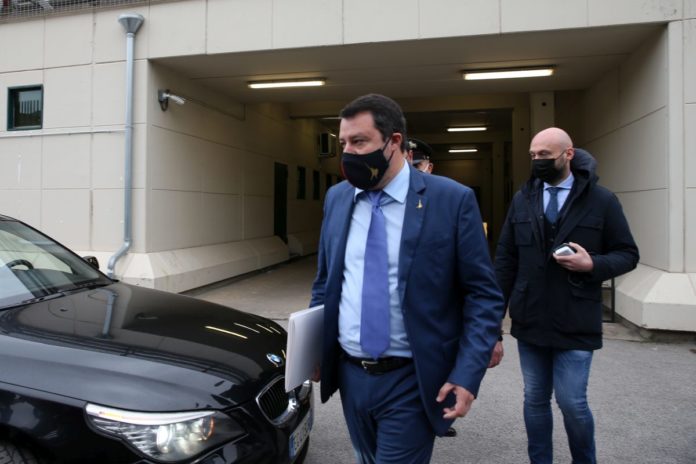NELLA FOTO MATTEO SALVINI ESCE PER LA PAUSA PRANZO