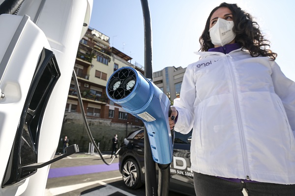 NUOVA AREA DI RICARICA ULTRAFAST PER VEICOLI ELETTRICI DI ENEL X IN CORSO FRANCIA