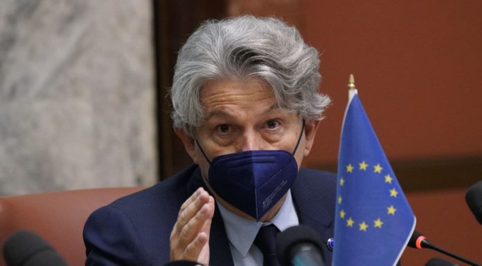 Breton “a rischio rinnovo contratto Ue con AstraZeneca”