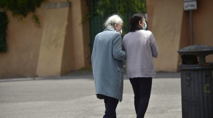 Le badanti dopo la pandemia, sono più anziane e il 60% lavora in nero