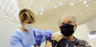 Vaccino, Toti “a fine estate tutti i liguri protetti”