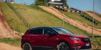 Opel Grandland X ibrida, 300cv e trazione integrale ad emissioni ridotte