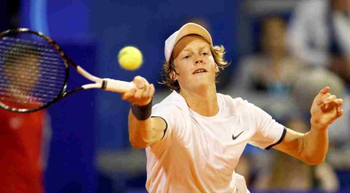 Sinner si ferma in semifinale a Barcellona, vince Tsitsipas