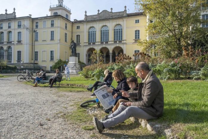 CORONA VIRUS ZONA ROSSA LOMBARDIA PARCO INDRO MONTANELLI AFFOLLATO DI GENTE