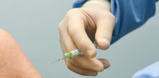 Vaccino, in Calabria attiva la prenotazione per i caregiver