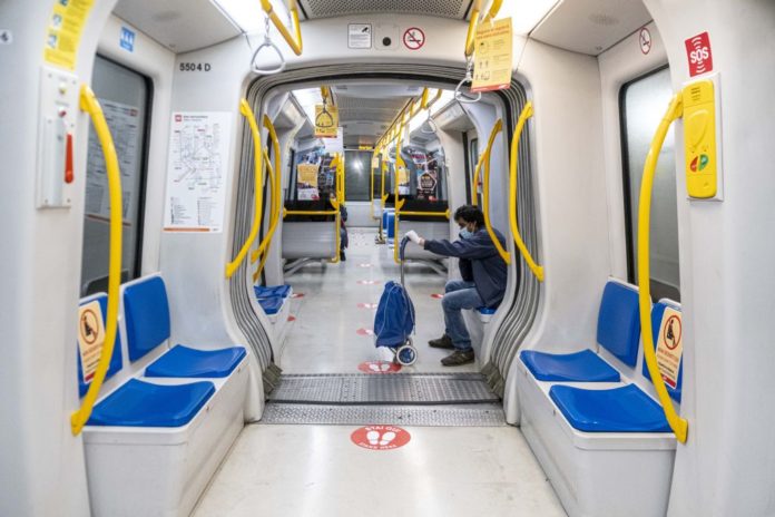 SEGNALETICA DISTANZA DI SICUREZZA SULLA METRO LILLA M5 DI MILANO