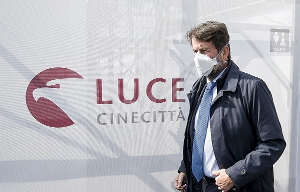 Cinema, torna l’obbligo di uscita in sala prima dello streaming