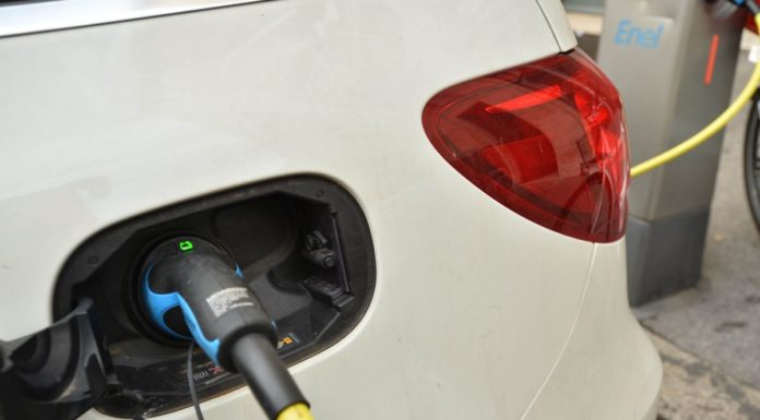 Ricarica auto elettriche, studio Arera “Prezzo medio wallbox 1200 euro”