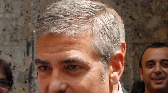 George Clooney compie 60 anni, da sex symbol all’impegno sociale