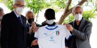 Maglia autografata di Papa Francesco al carcere di Nisida