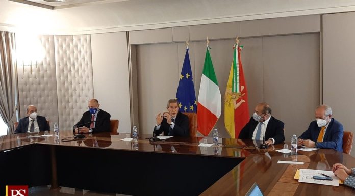 Vaccino, in Sicilia al via prenotazioni per gli over 50