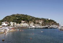 Vino sott’acqua a Ischia, al via l’affinamento nei fondali vulcanici dell’isola