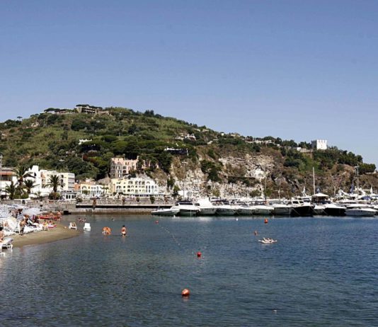 Vino sott’acqua a Ischia, al via l’affinamento nei fondali vulcanici dell’isola
