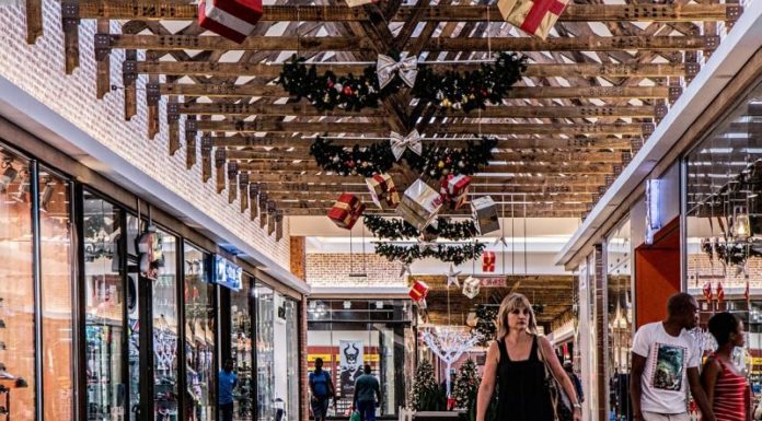 A marzo vendite al dettaglio stazionarie, forte crescita su anno