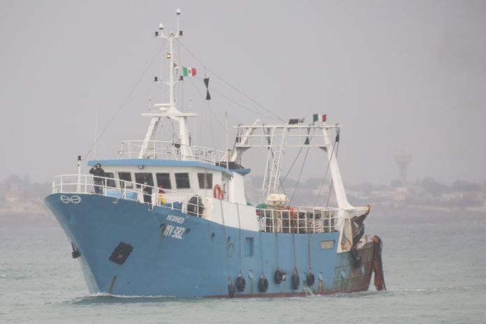 I PESCHERECCI ANTARDITE E MEDENEA ARRIVANO AL PORTO DI MAZARA DEL VALLO AD ATTENDERLI I  FAMILIARI SUL MOLO