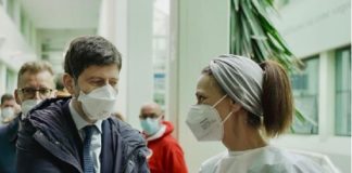 Speranza “Firmata l’ordinanza per le visite ai parenti nelle Rsa”