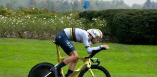 Ganna vince la crono di Torino e indossa la maglia rosa