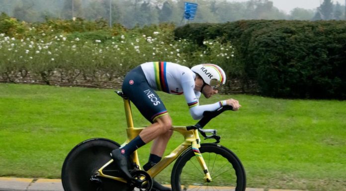 Ganna vince la crono di Torino e indossa la maglia rosa