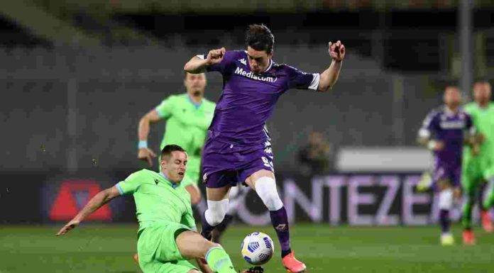 Vlahovic trascina la Fiorentina, battuta la Lazio 2-0