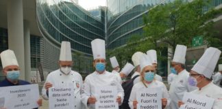 A Milano ristoratori in piazza, 10 regole per riaprire subito