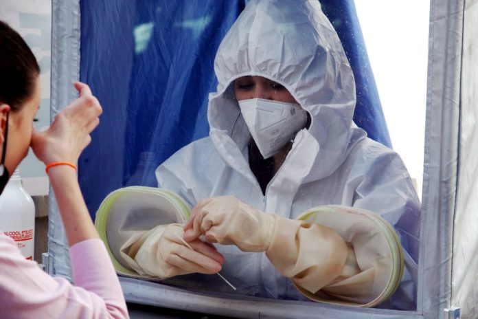 NAPOLI, TAMPONI RAPIDI ALLA FARMACIA IN VIA COLLI AMINEI