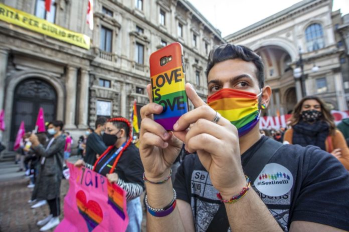 MANIFESTAZIONE CONTRO L OMOFOBIA ORA BASTA VIOLENZA E DISCRIMINAZIONE NON SONO UN OPINIONE