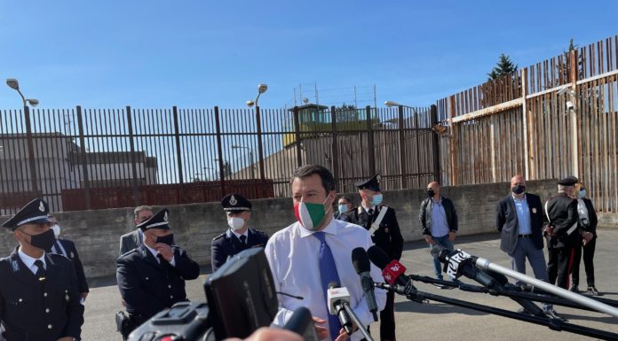 Salvini “sia l’estate dei turisti, non dei migranti che sbarcano”