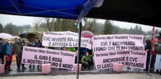 Lavoratori Ideal Standard in sciopero manifestano al Giro d’Italia