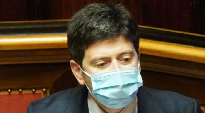 Vaccino, Speranza “Probabile terza dose dai medici di base”