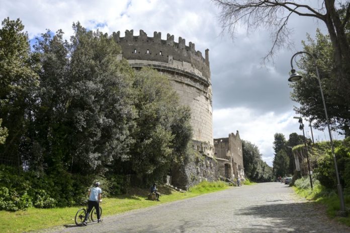 ROMA, ZONA ROSSA A PASQUETTA GENTE NEI PARCHI