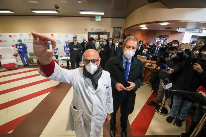 Coronavirus v day campagna di vaccinazione contro il covid 19 somministrati le prime cinquanta dosi all'ospedale Civico