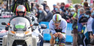 Ganna vince la crono di Torino e indossa la maglia rosa