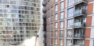 Vasto incendio in un edificio a Londra