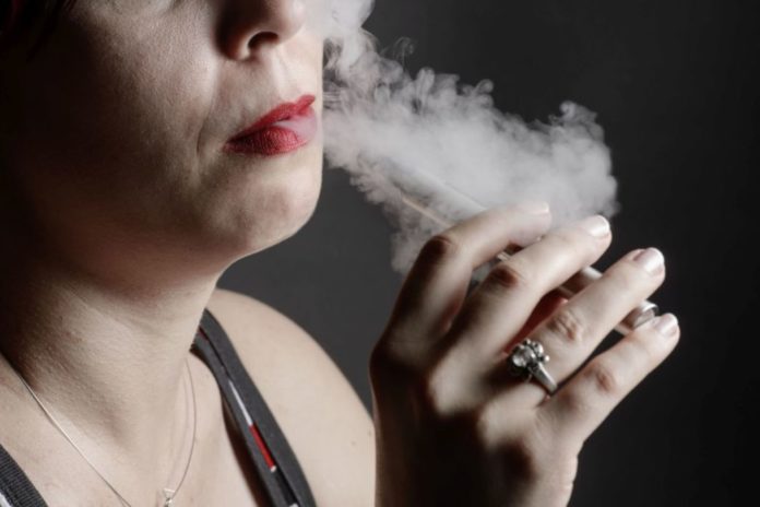 SIGARETTA ELETTRONICASIGARETTE ELETTRONICHEFUMO ECIGE-CIGSVAPOSVAPARE