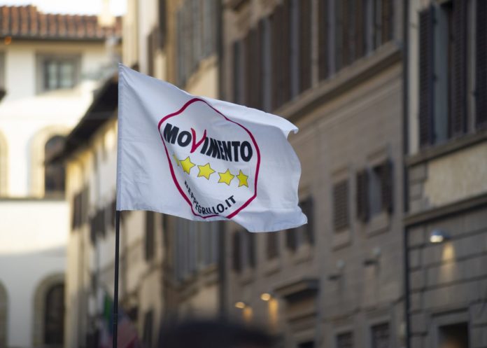 CHIUSURA CAMPAGNA ELETTORALE DEL MOVIMENTO 5 STELLE M5S BANDIERA CINQUE