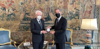 Musumeci dona medaglia Statuto siciliano a Mattarella al Quirinale