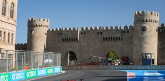 Leclerc in pole a Baku, poi Hamilton e Verstappen