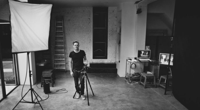 Torna il calendario Pirelli, Bryan Adams scatterà edizione 2022