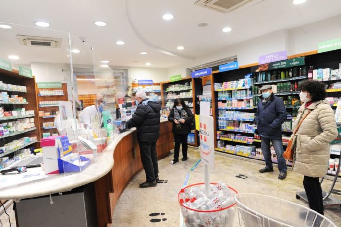FARMACIA CLIENTI CODA ATTESA POSTAZIONE PRENOTAZIONE VACCINO COVID-19